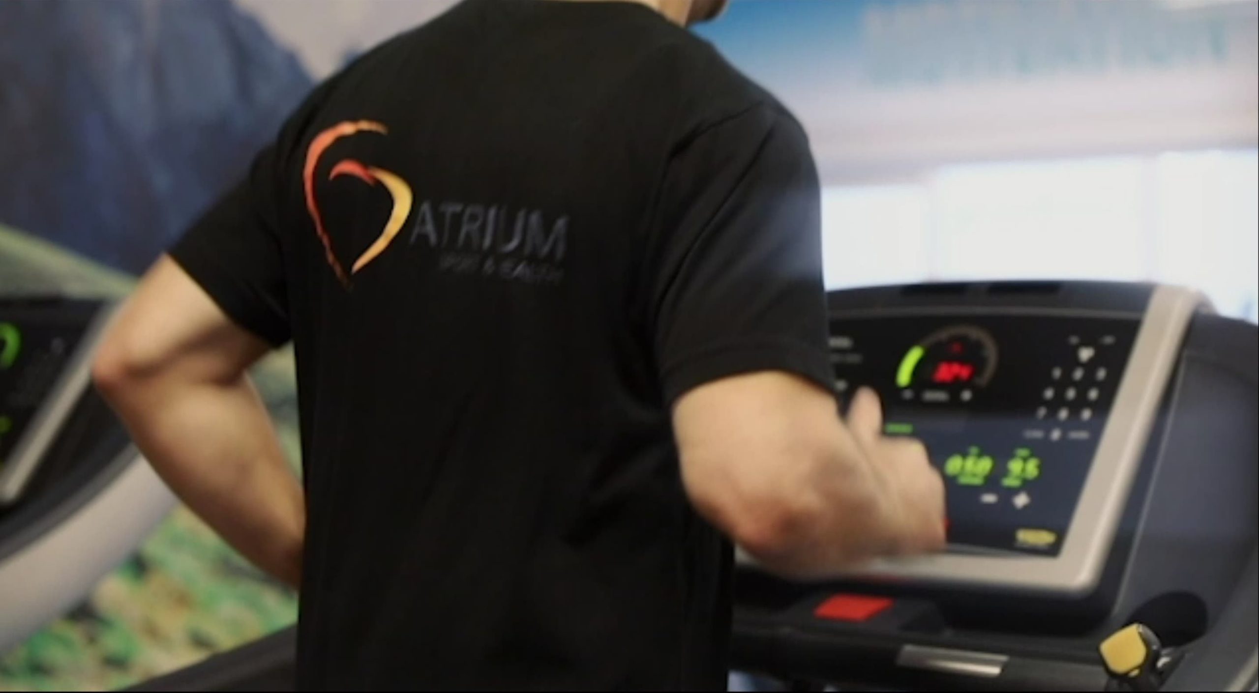 Man in Atrium Sport shirt gebruikt loopband tijdens conditietraining in de sportschool